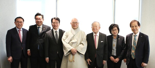 (왼쪽부터) 조용병 은행연합회 회장, 주형환 저출산고령사회위원회 부위원장, 박장범 KBS 사장, 진우스님 한국종교지도자협의회 공동대표의장, 손경식 경총 회장, 허명 한국여성단체협의회 회장, 이광형 KAIST 총장. [사진=경총]