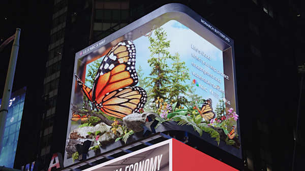  LG전자가 멸종위기에 처한 '모나크 나비'를 주제로 한 영상을 미국 타임스스퀘어에서 상영하고 있다. [사진=LG전자]