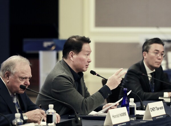 최태원 SK그룹 회장 겸 최종현학술원 이사장이 21일(현지시간) 미국 워싱턴DC 샐러맨더 호텔에서 열린 'TPD2025'에서 연설을 하고 있다. [사진=연합뉴스]