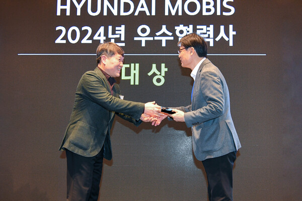 현대모비스는 지난 21일 제주 해비치 호텔에서 협력사 대표 220여명을 초청해 ‘2025 파트너스 데이’를 개최하고, 우수협력사에 대한 시상을 진행했다. 이날 행사에서 이규석 현대모비스 사장은 “진정성 있는 소통으로 협력사와 함께 하는 선순환 체계를 구축하겠다”고 강조했다. [사진=현대모비스]