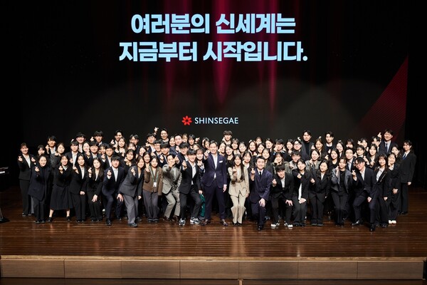지난 21일 '신세계 남산'에서 열린 신세계그룹 신입사원 수료식에서 정용진 회장과 신입사원들이 기념촬영을 하고 있다. [사진=신세계그룹]