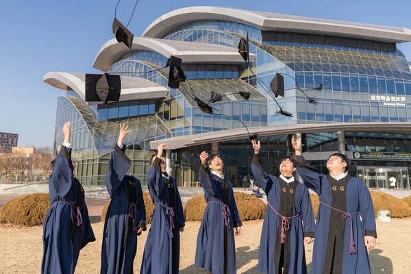 삼성전기 사내대학 1기 재학생들이 올해 졸업식에 참여하고 있다 [사진=삼성전기]