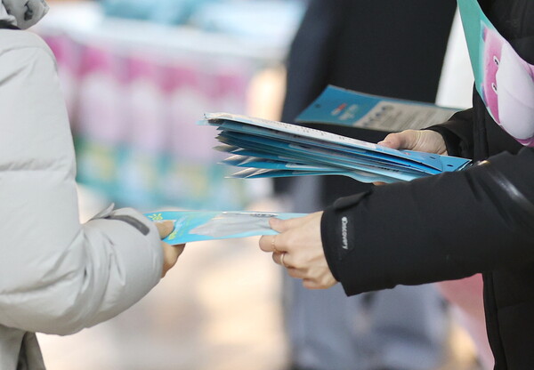 최근 중국 우한 연구진이 박쥐에서 사람으로 전염될 위험이 있는 새로운 코로나 바이러스(HKU5-CoV-2)를 발견했다고 발표한 후 금융시장이 사태추이에 바짝 긴장하고 있다. 사진은 이달 중순 서울 중구 을지로입구역에서 서울시 관계자들이 마스크 자율 착용 대시민 캠페인을 전개하는 모습. [사진=연합뉴스]