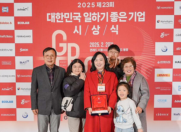 HS효성첨단소재 정유조 PL과 가족들이 20일 저녁 열린 ‘대한민국 자랑스런 워킹맘’ 시상식에 참석해 기념촬영을 하고 있다. [사진=HS효성]