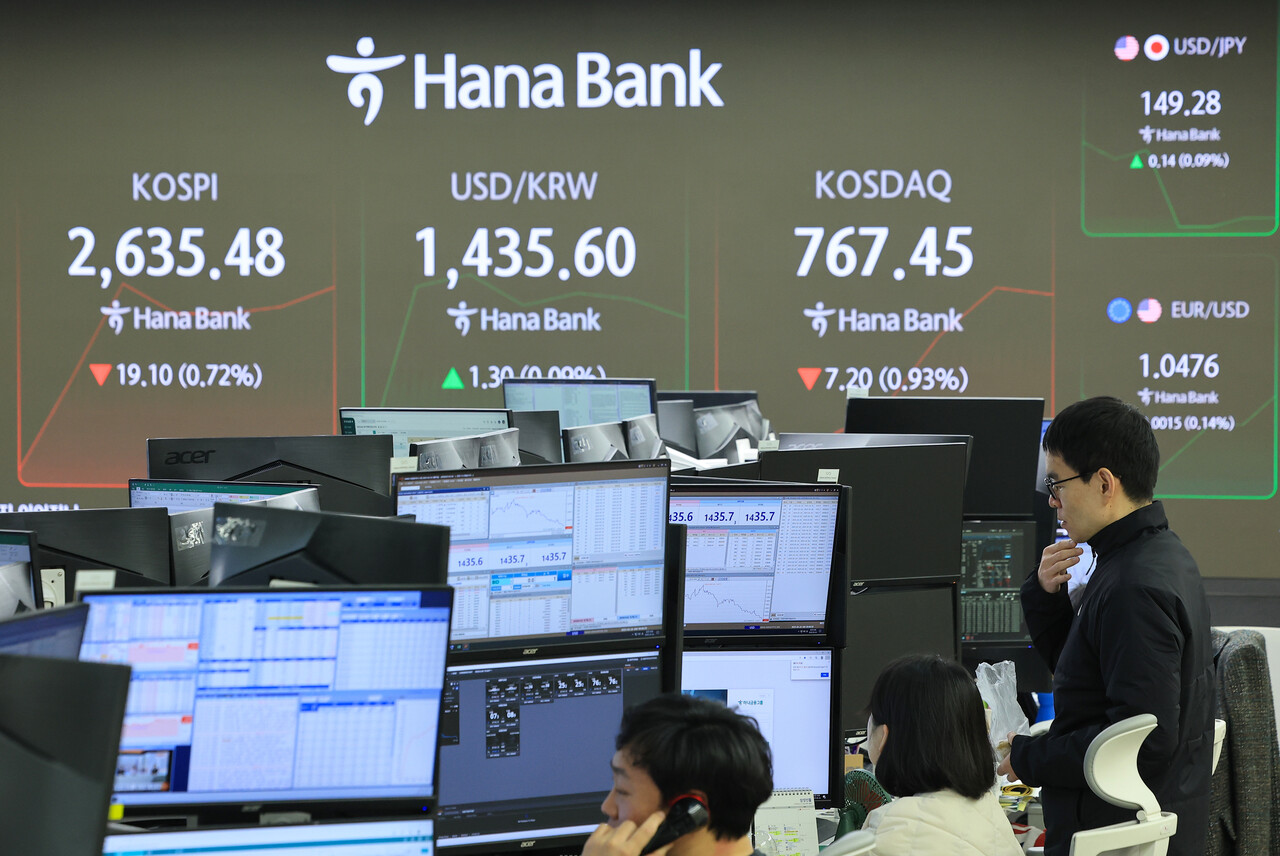 도널드 트럼프 미국 대통령의 관세 정책 우려가 이미 증시에 반영된데다 강달러 현상도 최근 주춤하면서 글로벌 투자자들이 한국을 비롯한 아시아 증시에 관심을 보이고 있는 것으로 나타났다. 24일 오전 서울 중구 하나은행 본점 딜링룸에서 딜러들이 업무를 보고 있다. [사진=연합뉴스]