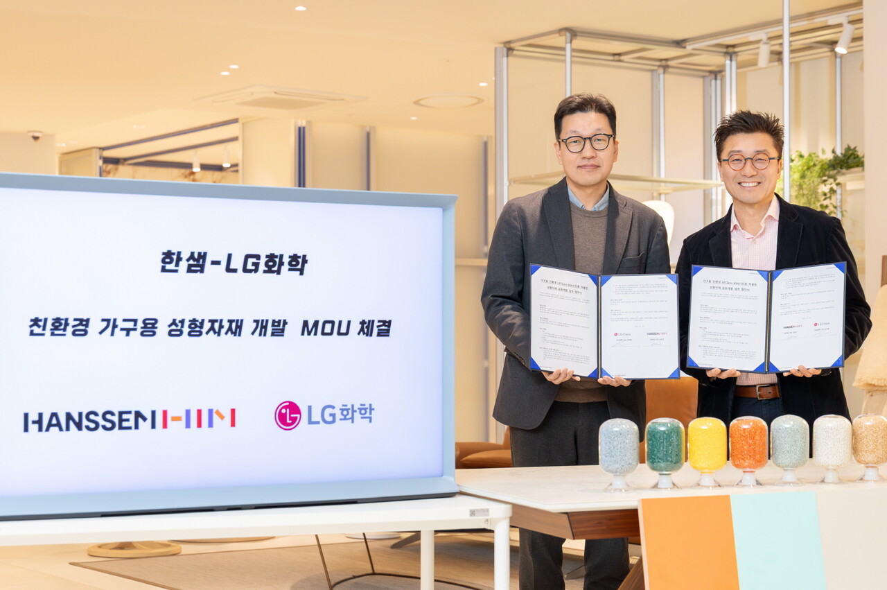 지난 21일 한샘 송파점에서 김스티븐 LG화학 전무(오른쪽)와 고영남 한샘 연구소장이 업무협약식을 마치고 기념 촬영을 하고있다. [사진=LG화학]