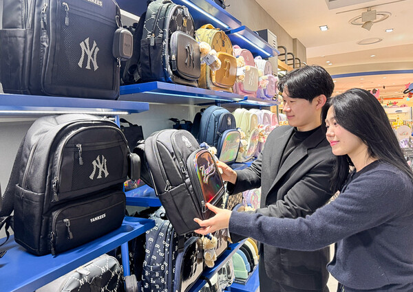 24일 오후, 서울시 양천구 현대백화점 목동점 MLB키즈 매장에서 손님들이 백팩 상품을 살펴보고 있다. [사진=현대백화점]