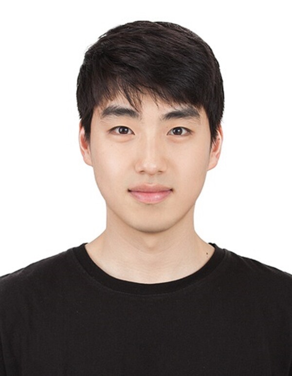 문석일 삼성전자 삼성리서치 박사가 포스텍과 산학협력을 통해 개발한 '무색수차 메타렌즈' 연구 논문이 세계적인 학술지 네이처 머티리얼스에 게재됐다. [사진=삼성전자]