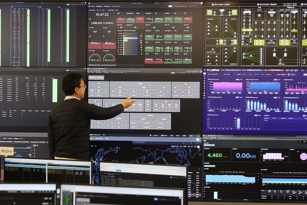 서울 여의도 넥스트레이드에서 직원들이 업무를 보고 있는 모습. [사진=연합뉴스]