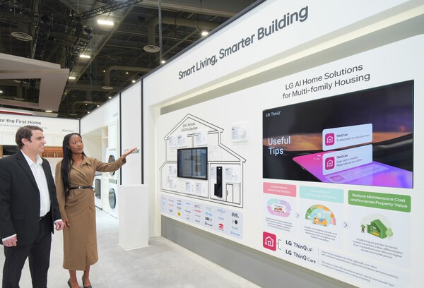  LG전자는 올해 처음으로 ‘KBIS 2025’와 ‘IBS 2025’에 동시 출격하며 미국 B2B 생활가전 시장 내 입지를 강화한다. 모델들이 LG 씽큐(LG ThinQ) 앱과 연동한 AI 홈 솔루션을 살펴보는 모습.[사진=LG전자]