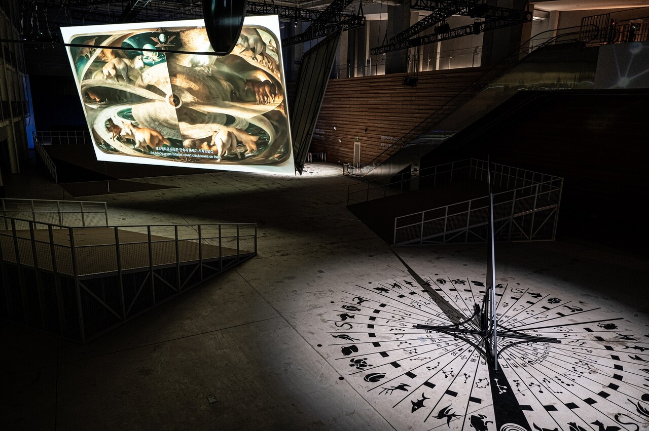 김아영 작가의 미디어 아트 작품 '딜리버리 댄서의 선: 인버스(Delivery Dancer's Arc: Inverse)'(2024)가 광주 국립아시아문화전당(ACC)에 전시된 모습. [사진=김아영]