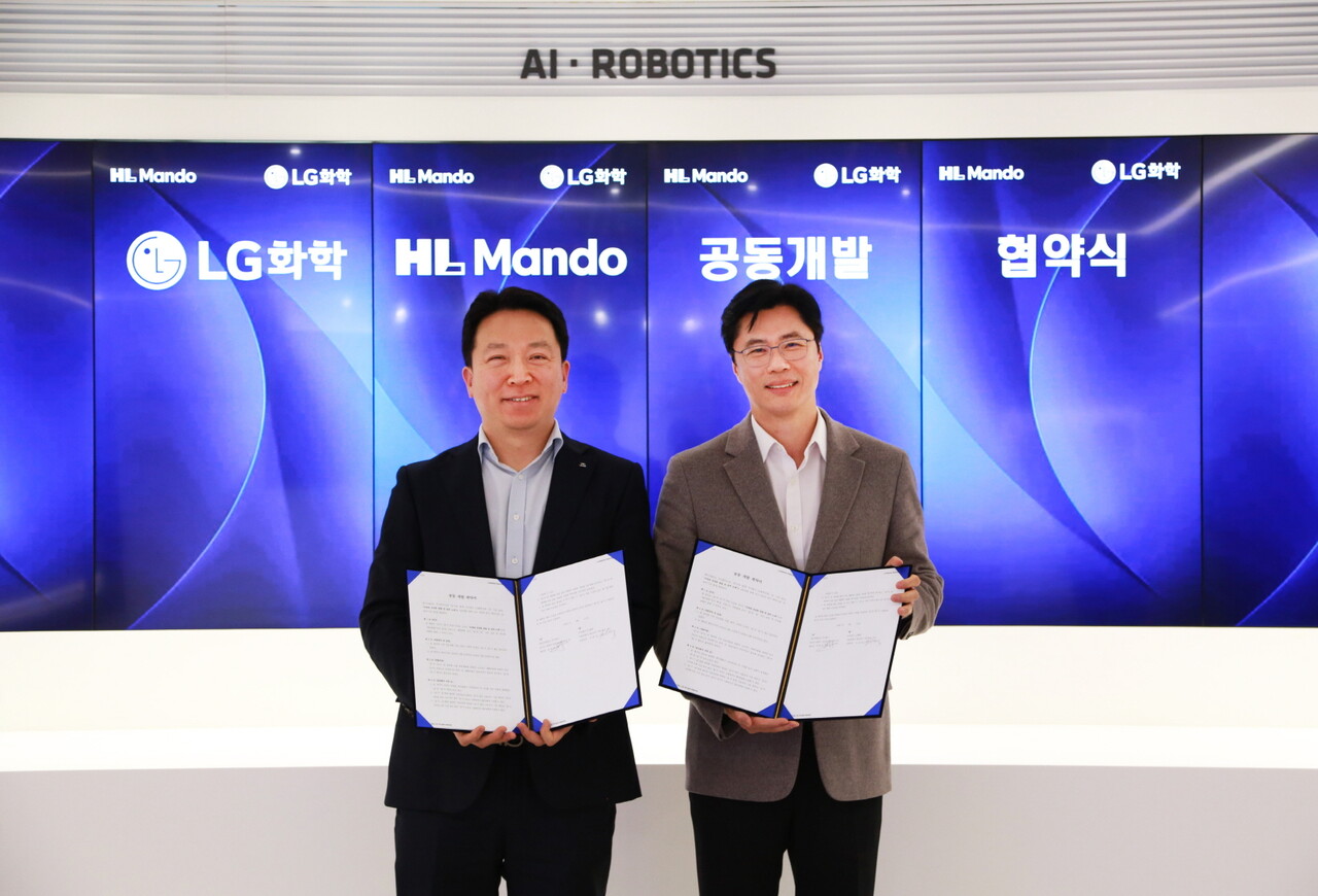 고경덕 LG화학 전자소재 사업부장  상무(오른쪽)와 최한규 HL만도 센터장 상무가 지난 21일 업무협약식을 마치고 기념 촬영을 하고있다. [사진=LG화학]