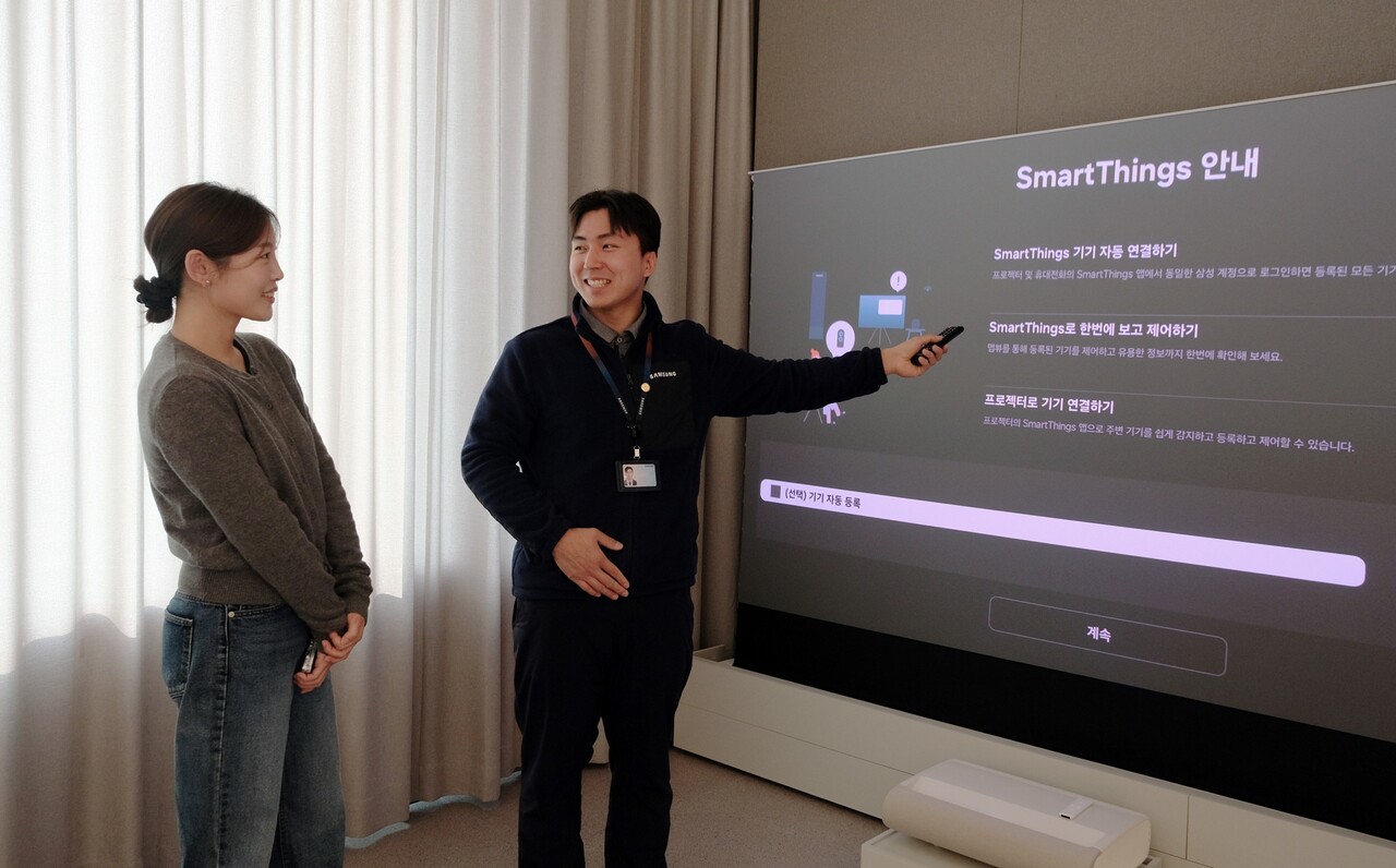 삼성전자서비스 엔지니어가 고객에게 서비스를 제공하는 모습. [사진=삼성전자서비스]