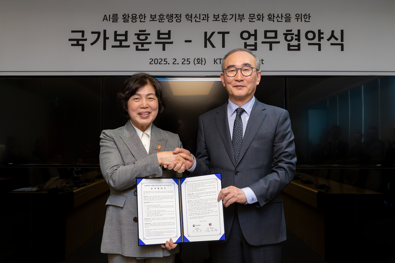 김영섭 KT 대표(오른쪽)가 강정애 국가보훈부 장관(왼쪽)과 악수를 하고 있다. [사진=KT]