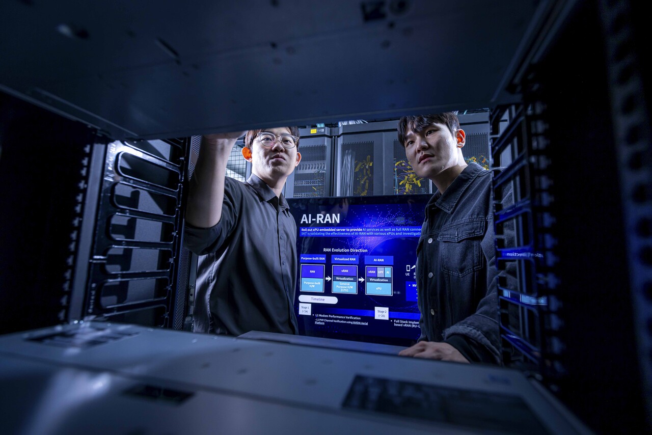  SK텔레콤 직원들이 분당사옥 테스트베드에서 AI 기지국(AI-RAN) 시험 장비를 활용해 연구를 진행하는 모습. [사진=SK텔레콤]