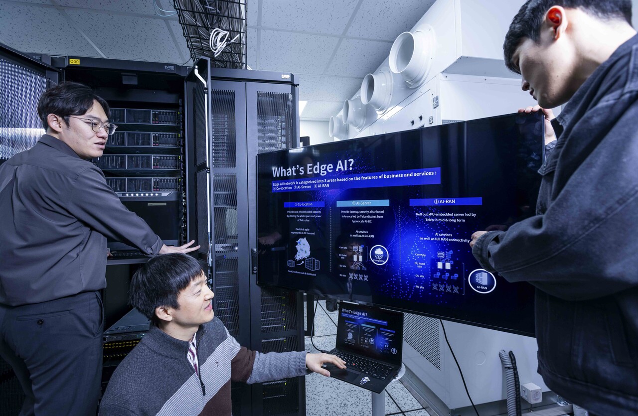 SK텔레콤 직원들이 분당사옥 테스트베드에서 AI 기지국(AI-RAN) 시험 장비를 활용해 연구를 진행하고 있다. [사진=SK텔레콤]