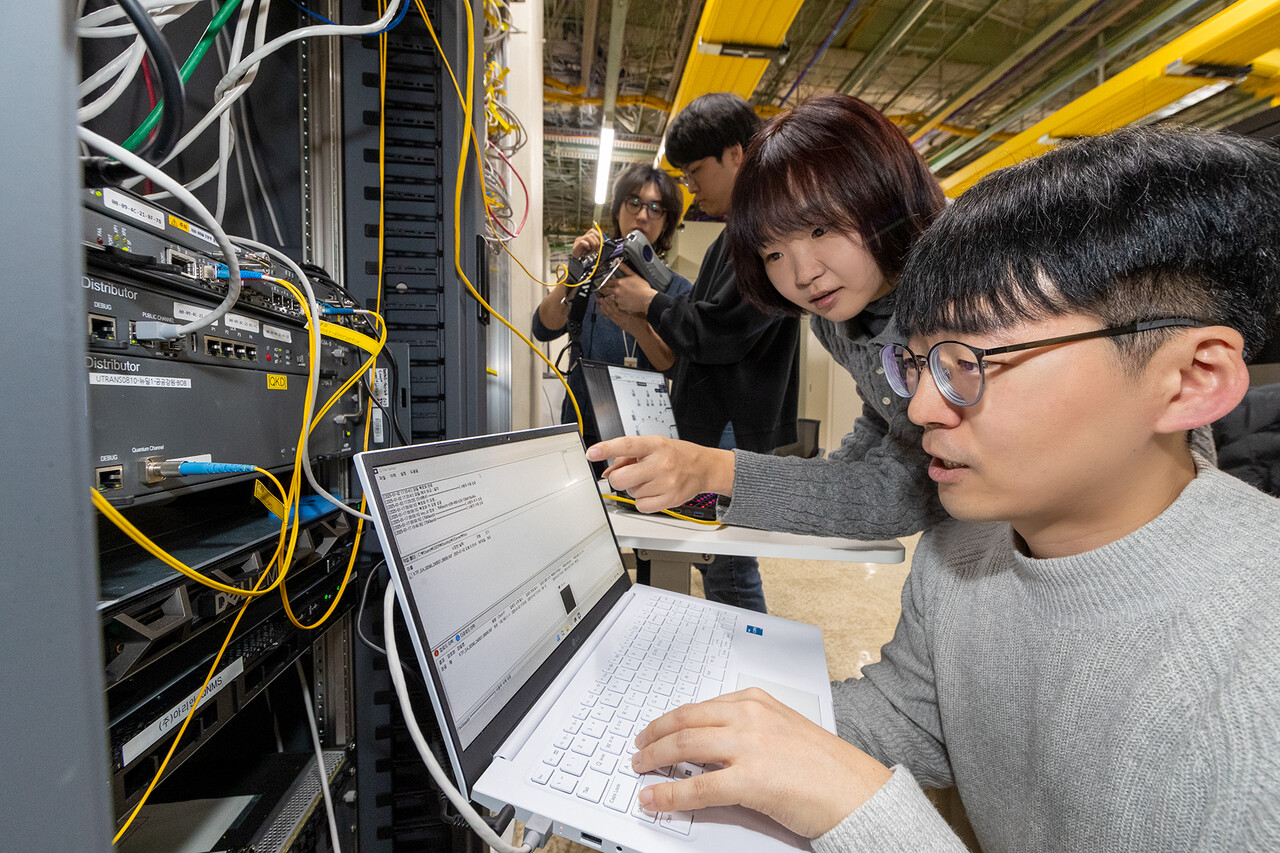 KT 직원들이 하이브리드 양자암호통신 네트워크를 구축하고 있는 모습. [사진=KT]