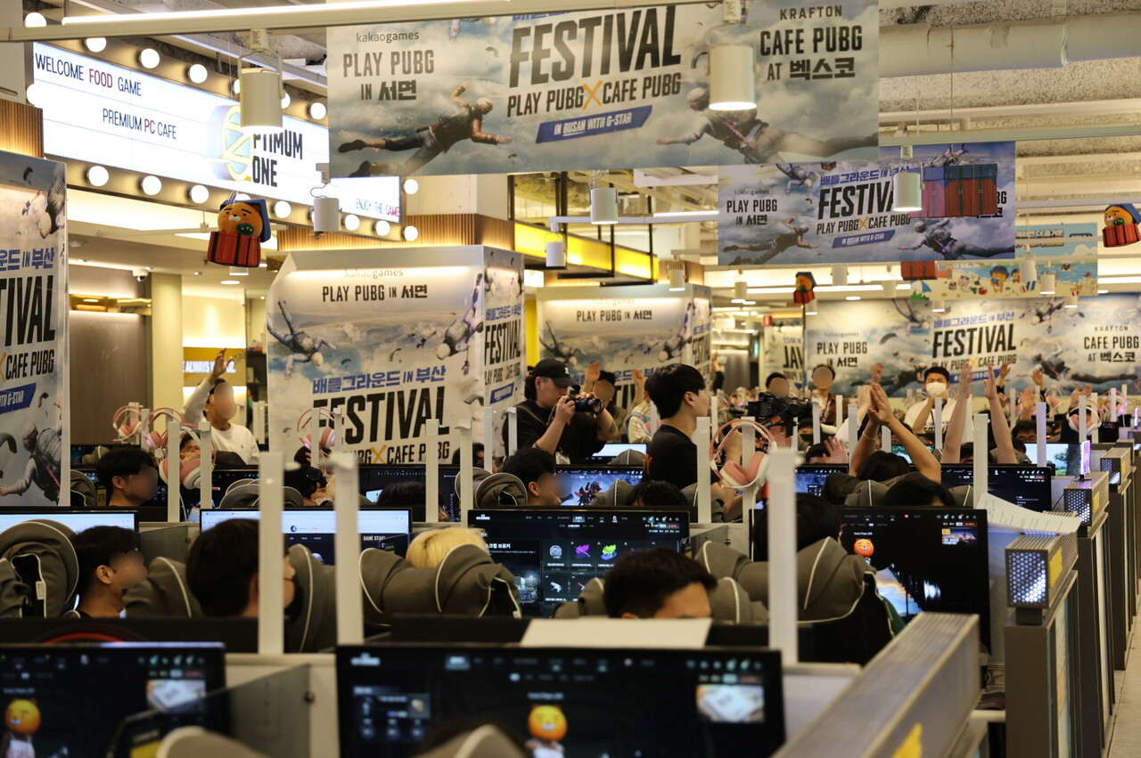 지난해 11월 국제게임전시회인 지스타 2024 행사 기간에 맞춰 부산 서면에 있는 카카오게임즈 컬래버 PC방에서 ‘PLAY PUBG IN 서면’ 행사가 진행되고 있다. [사진=카카오게임즈]