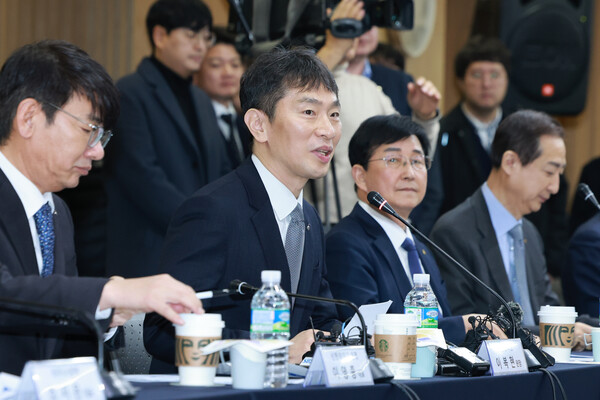 이복현 금융감독원장이 27일 서울 종로구 생명보험교육문화센터에서 열린 보험회사 최고경영자(CEO) 간담회에 참석해 발언하고 있다. [사진=연합뉴스]