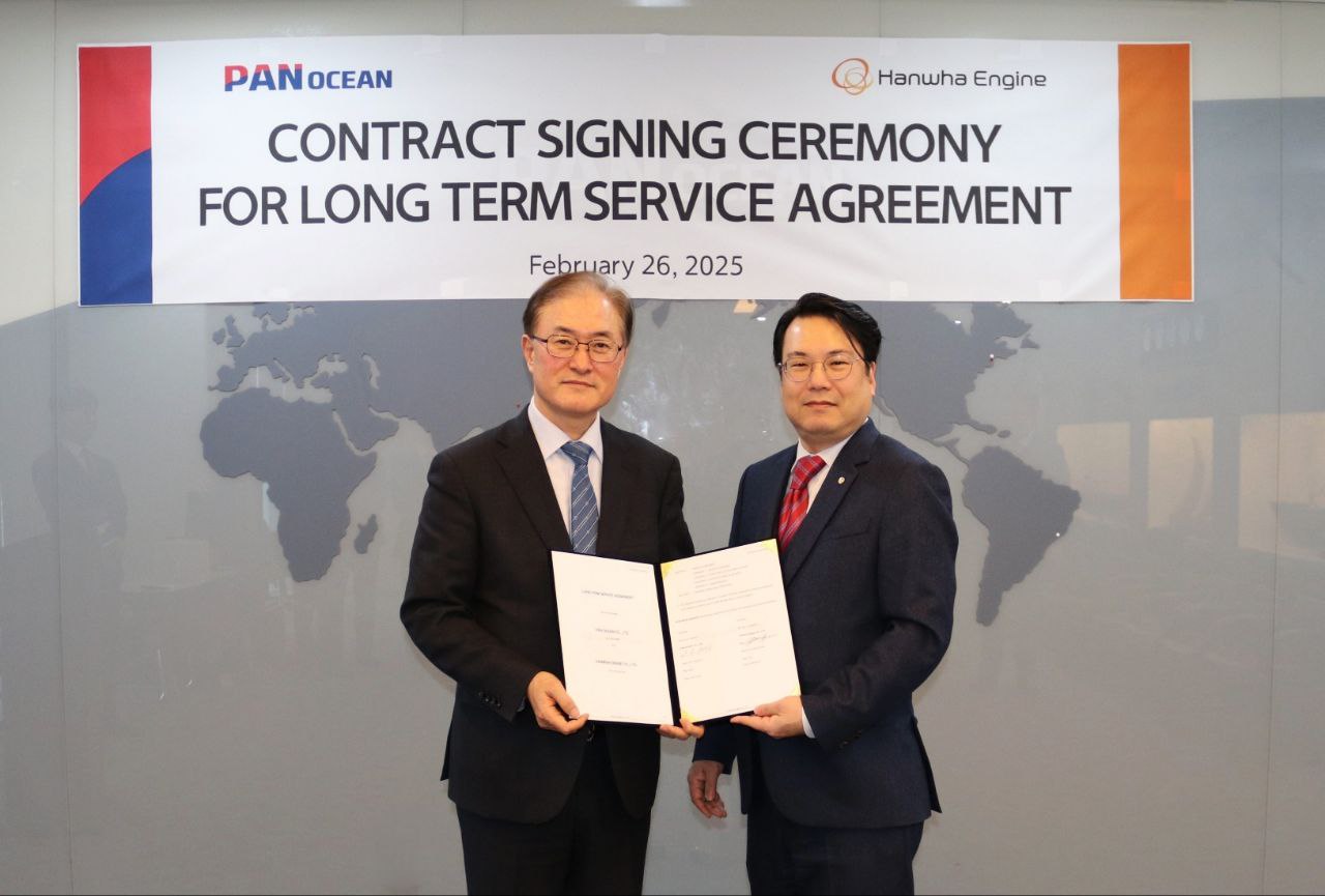지난 26일 서울 팬오션 본사에서 열린 한화엔진-팬오션 LTSA 계약 체결식에 참석한 안중호 팬오션 대표(왼쪽), 유문기 한화엔진 대표가 기념사진을 찍고 있다. [사진=한화엔진]