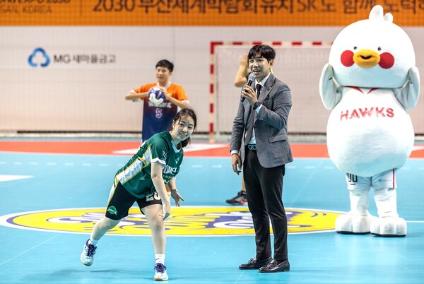 발달장애인 핸드볼 대회 올윈픽2023 에서 한 선수가 공을 던지는 이벤트에 참여하고 있다. [사진=SK하이닉스 뉴스룸]