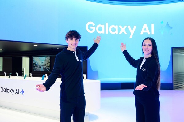 MWC25에 마련된 삼성전자 전시부스에서 모델들이 갤럭시 AI를 소개하고 있다. [사진=삼성전자]