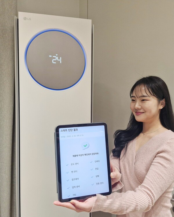 고객이 LG ThinQ(LG 씽큐) 앱의 '스마트진단'을 활용해 에어컨 자가점검을 하는 모습.[사진=LG전자]