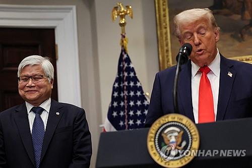 TSMC의 대미 투자를 발표하는 트럼프 미국 대통령. [사진=로이터/연합뉴스]