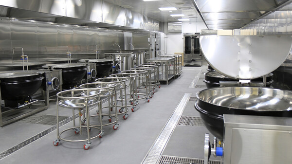 CJ프레시웨이가 서진푸드와 함께 경기도 시흥에 마련한 200평 규모의 실버 이동급식 조리시설 모습. [사진=CJ프레시웨이]