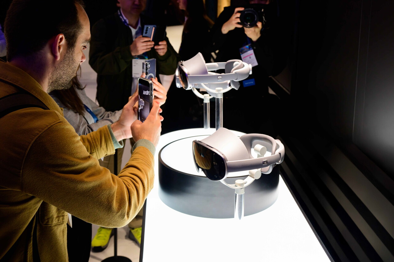 삼성전자는 이번 'MWC25'에서 XR 헤드셋 기기 '프로젝트 무한' 실물을 전시했다. 관람객들이 해당 기기를 촬영하고 있다. [사진=삼성전자]