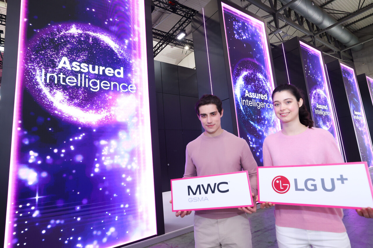 LG유플러스 모델들이 'MWC25' 자사 전시관에서 홍보활동을 펼치고 있다. [사진=LG유플러스]