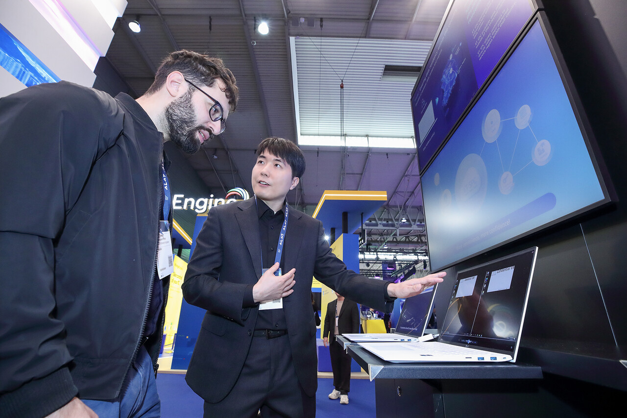 KT 직원이 'MWC25' 현장에서 부스를 찾은 관람객에 자사 AI 기술을 설명하고 있다. [사진=KT]