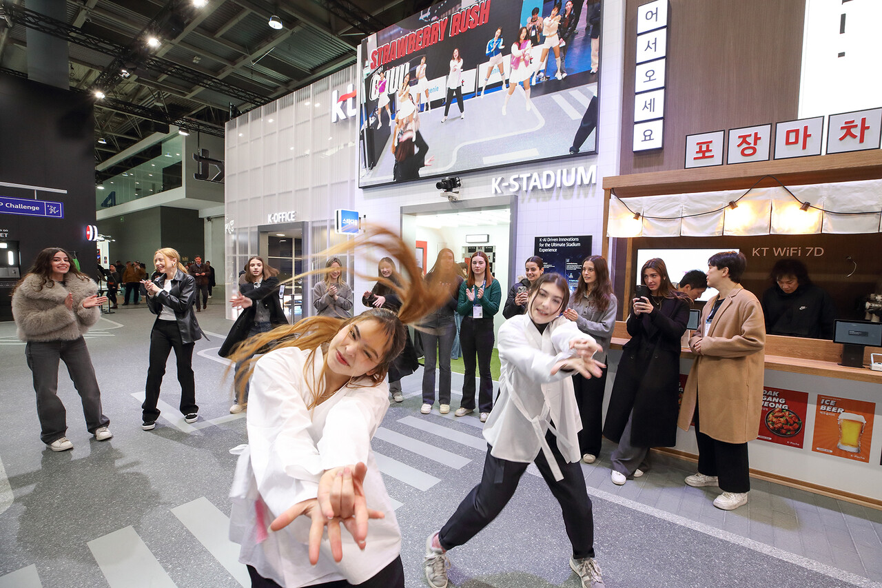 KT 전시관 K-팝 댄스 챌린지(K-POP Dance Challenge)에서 댄서들이 K-팝 춤을 추고 있다. [사진=KT]