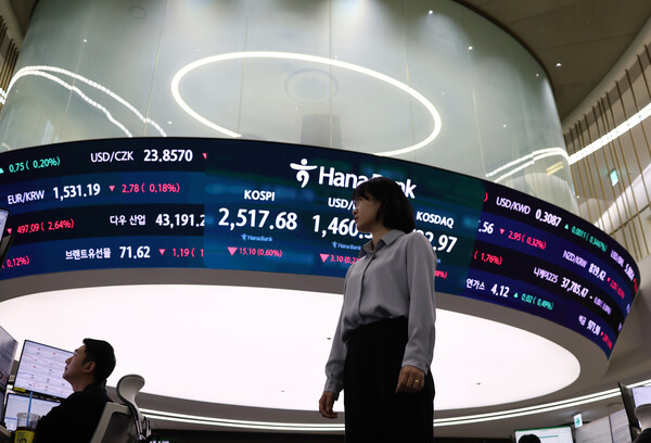 코스피 지수가 최근 10거래일 만에 2500대로 내려온 가운데 증권가에서는 이달 증시 전망에 대해  금리 조정·수출 회복 효과 등으로 추가 하락 가능성은 낮은 것으로 내다봤다.  하나은행 본점 딜링룸. [사진=연합뉴스]