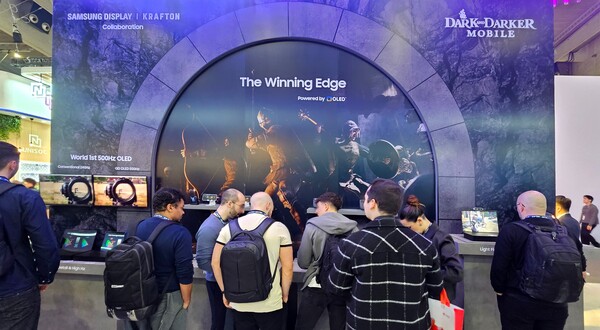 3(현지시간) 개막한 MWC2025에서 삼성디스플레이가 선보인 다크앤다커 게임 체험 부스에 관람객들이 모여든 모습. [사진=삼성D]