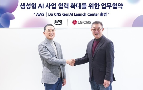현신균 LG CNS  사장(오른쪽)과 함기호 AWS코리아 대표가 ‘AWS LG CNS 생성형 AI 론칭 센터' 출범식에서 기념사진을 촬영하고 있는 모습. [사진=LG CNS]