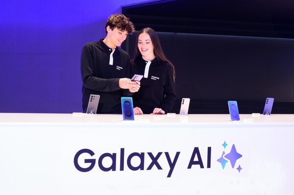 MWC25에 마련된 삼성전자 전시부스에서 삼성전자 모델들이 전시 부스를 소개하는 모습. [사진=삼성전자]