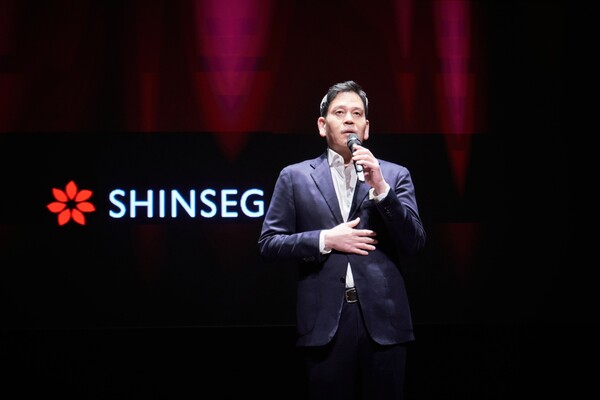 정용진 신세계그룹 회장이 지난달 21일 서울 중구 신세계 남산에서 열린 신입사원 수료식에서 신입사원들의 질의에 답하고 있다. [사진=신세계그룹]