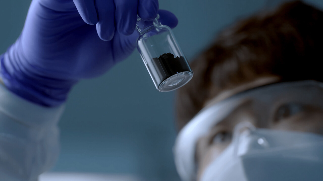 LG화학 연구원이 차세대 배터리 양극재를 살펴보고 있다. [사진=LG화학]