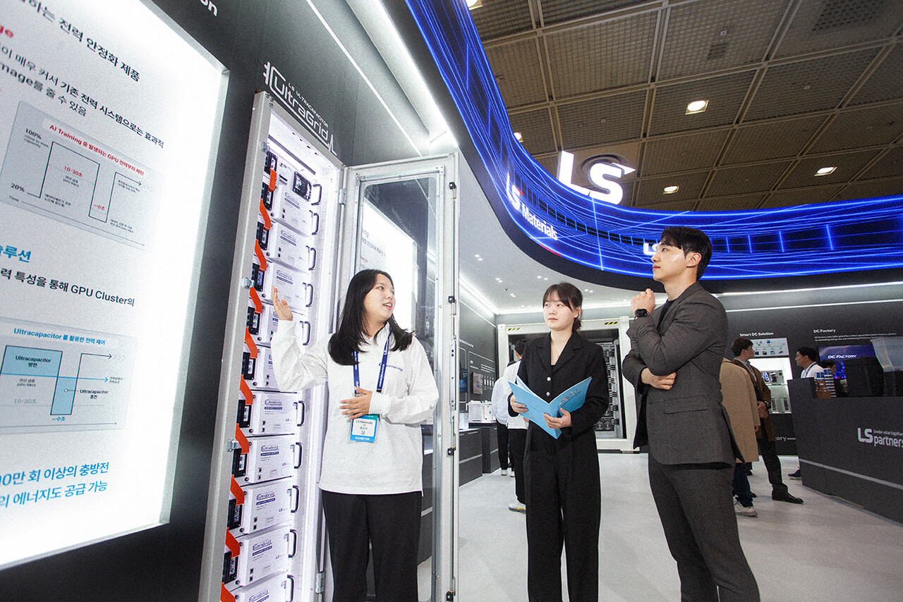 5일 코엑스 ‘인터배터리 2025’의 LS머트리얼즈 전시관에서 직원들이 관람객들에게 전시 제품에 대해 설명하고 있다. [사진=LS머트리얼즈]