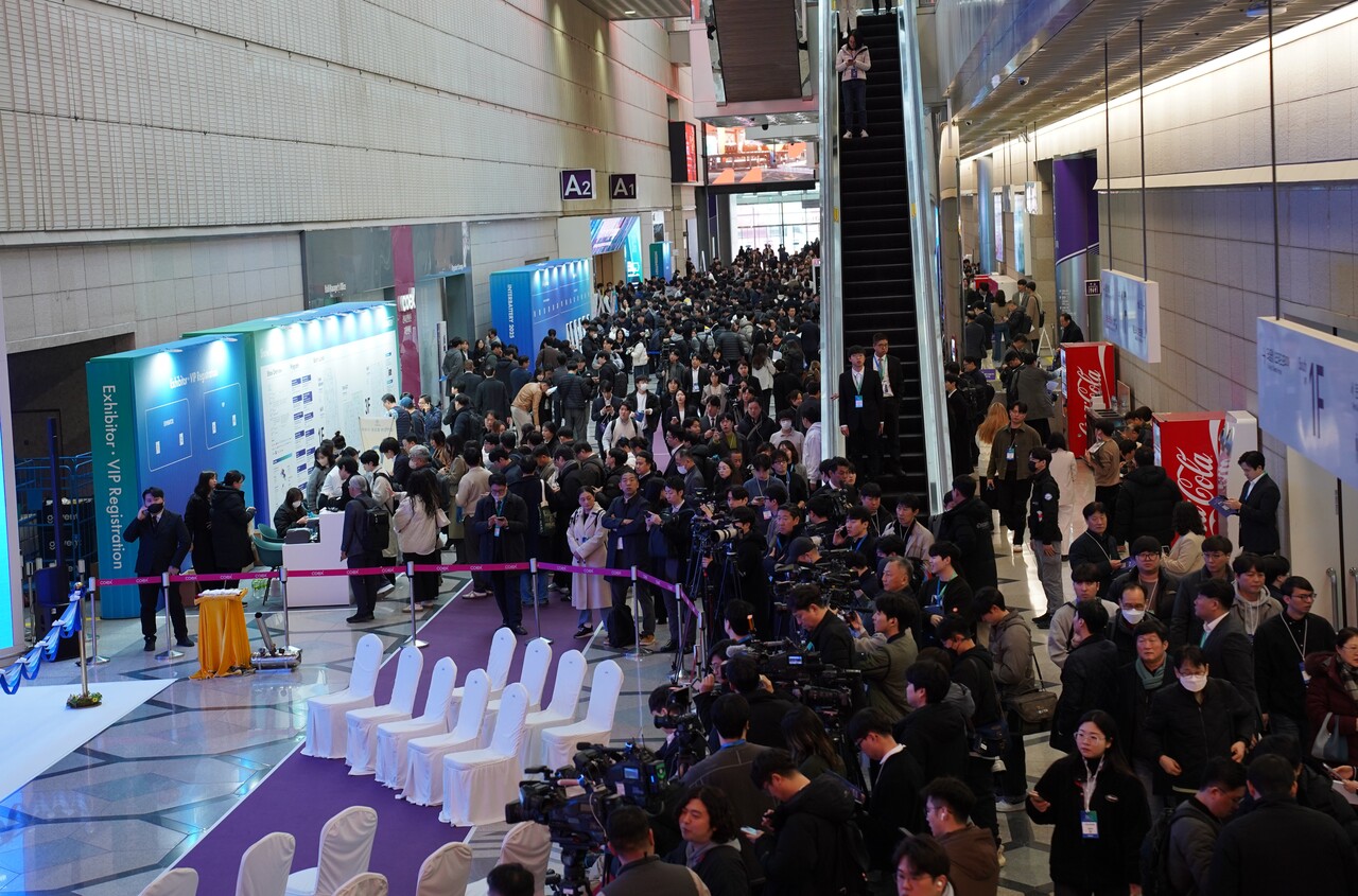5일 '인터배터리 2025' 개막식 직전 입구 앞에 몰린 취재진과 관람객 모습. [사진=김민우 기자]