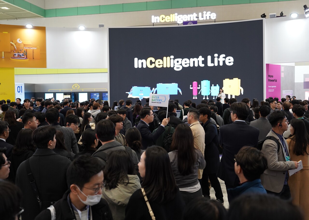 5일 '인터배터리 2025' 삼성SDI 부스에 방문한 관람객들 모습. [사진=김민우 기자]