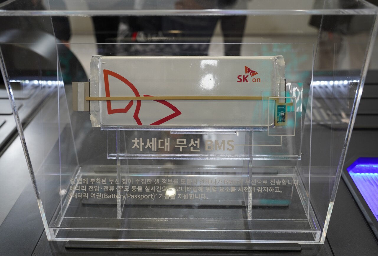 SK온이 '인터배터리 2025'에서 공개한 차세대 무선 BMS 모형. [사진=김민우 기자]