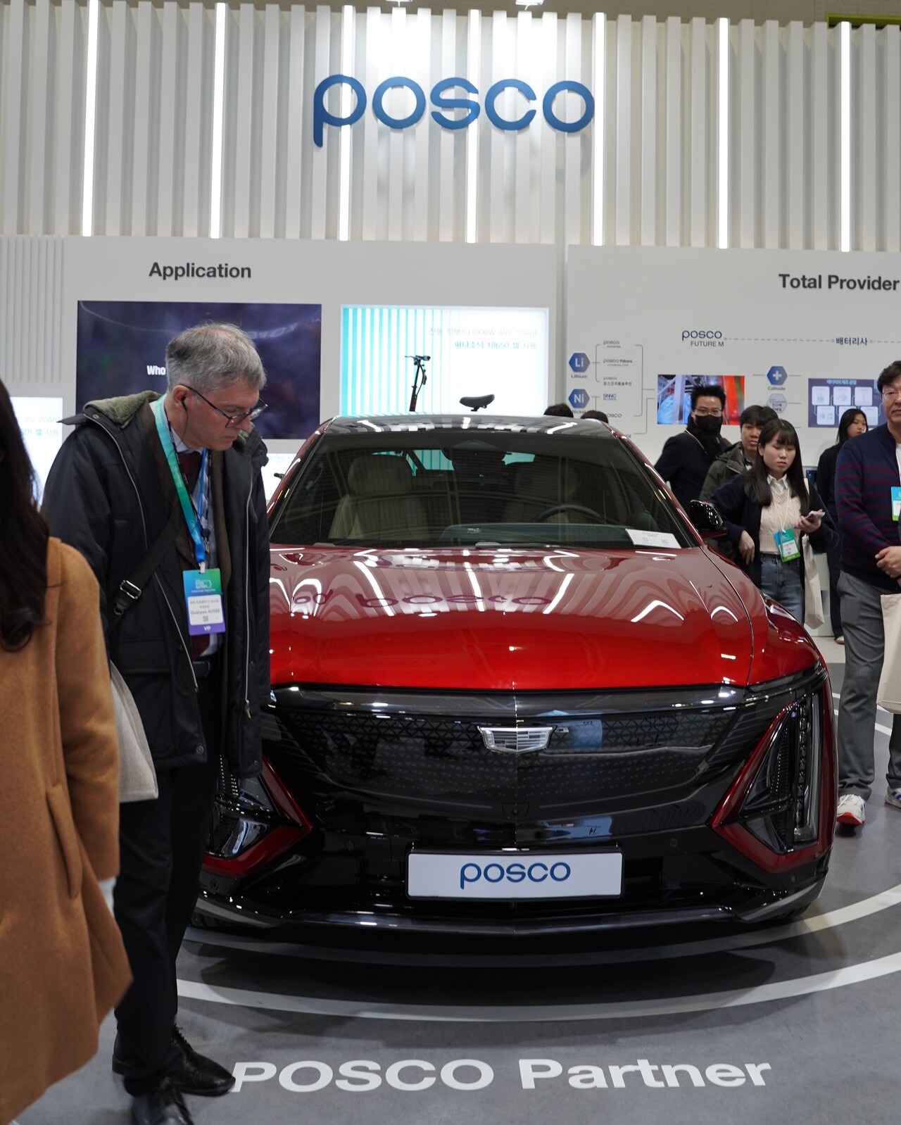 외국인 관람객이 5일 '인터배터리 2025' 포스코 부스에서 차량을 살펴보고 있다. [사진=김민우 기자]
