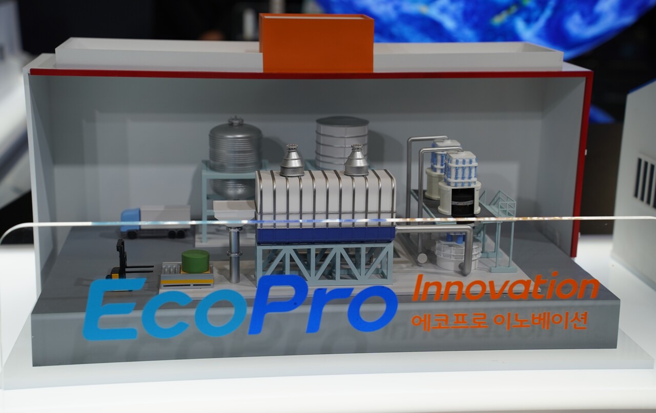 '인터배터리 2025' 에코프로 부스에 마련된 에코프로 이노베이션 모형도. [사진=김민우 기자]