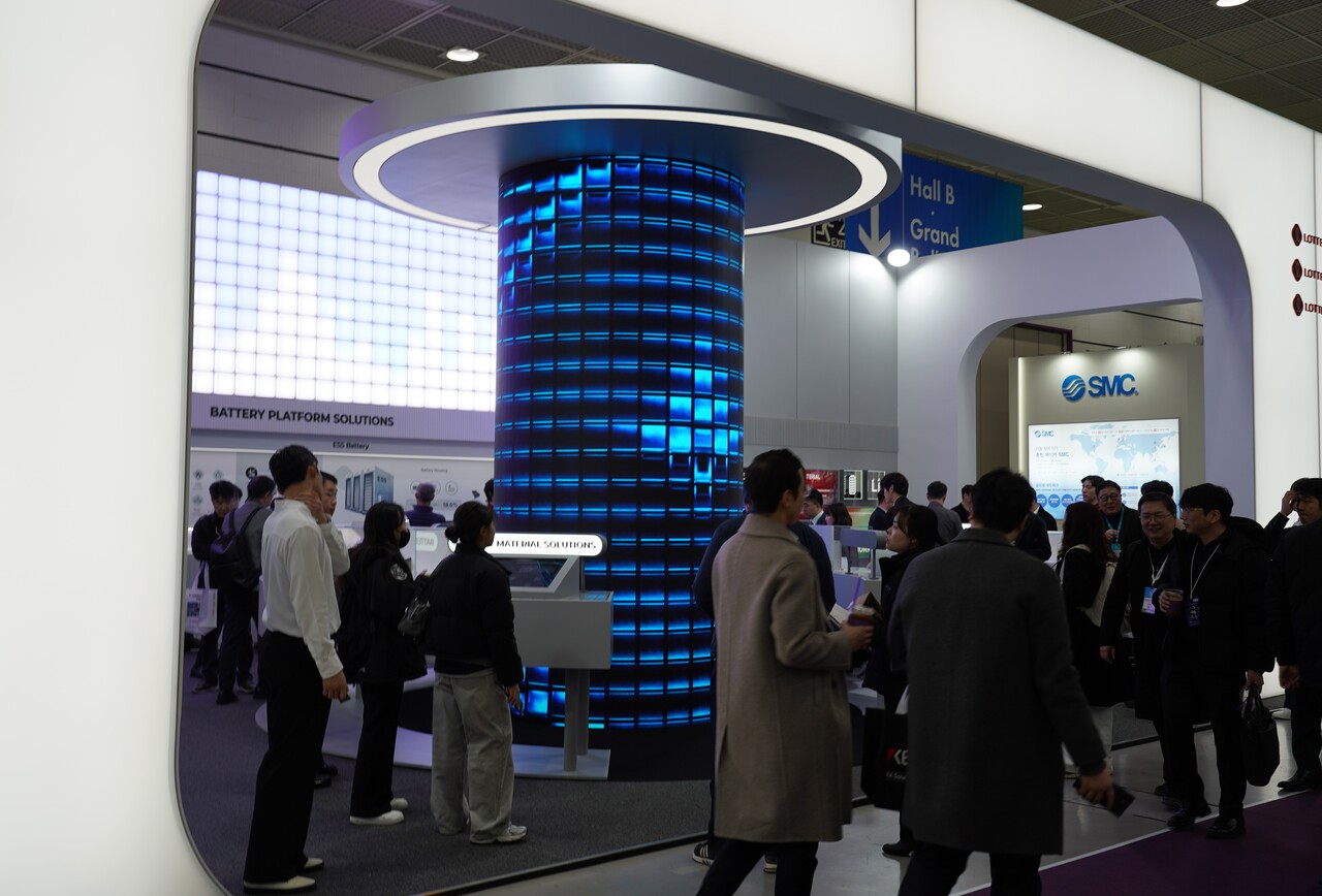 5일 '인터배터리 2025' 롯데 화학군 3사 부스를 방문한 관람객들. [사진=김민우 기자]