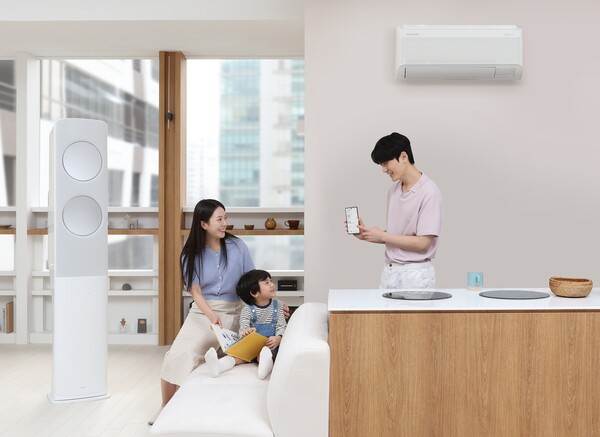 모델이 스마트싱스를 활용해 삼성전자 2025년 에어컨을 체험하고 있다. [사진=삼성전자]