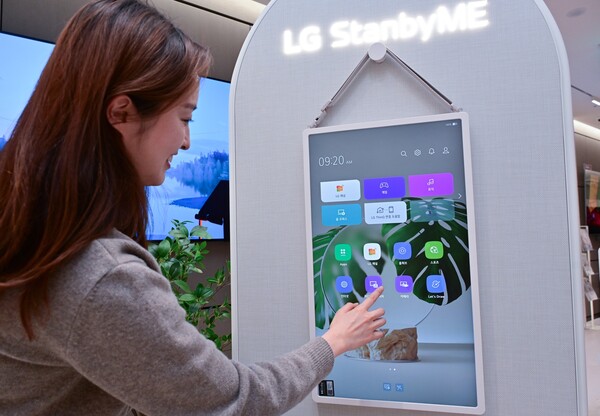 LG전자는 'LG 스탠바이미 2' 제품을 전국 LG전자 베스트샵에서 순차 전시한다. 사진은 모델이 스탠바이미2를 체험해 보는 모습. [사진=LG전자]