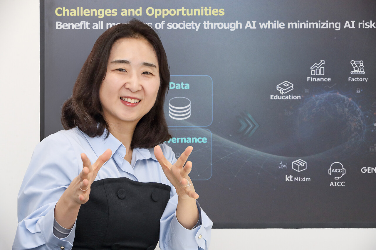 KT AI Future Lab장 배순민 상무(CRAIO)가 지난 4일 스페인 바르셀로나 MWC25 행사장에서 열린 주요 세션에 패널로 참석해 발표하고 있는 모습. [사진=KT]