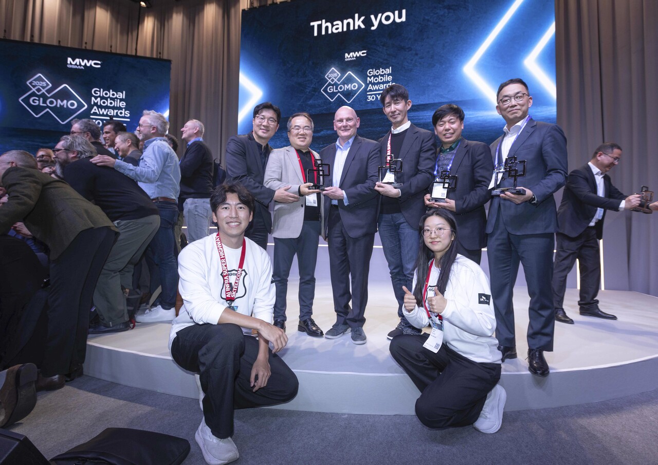GLOMO2025에서 SKT 수상자들과 야타브엔터 수상자가 존 호프만(John Hoffman) GSMA CEO와 함께 기념 사진을 촬영하는 모습. (뒷줄 왼쪽부터) 김동욱 SKT 6G개발팀 팀장, 양승현 SK AI R&D센터장, 존 호프만 GSMA CEO, 이종민 SKT 미래 R&D Lab장, 이성찬 야타브엔터 대표, 엄종환 SKT ESG추진실장. [사진=SK텔레콤]